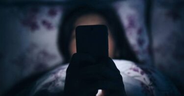 Il sonno rubato dallo smartphone e il fenomeno del ‘vamping’